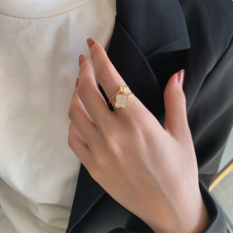 Chenglong Jewelry's Japanese-style light luxury four-leaf clover ring is a trendy and niche design for women on Instagram. It features an adjustable opening index finger ring with a high-end feel. CL01272-32.5 Application Scenario