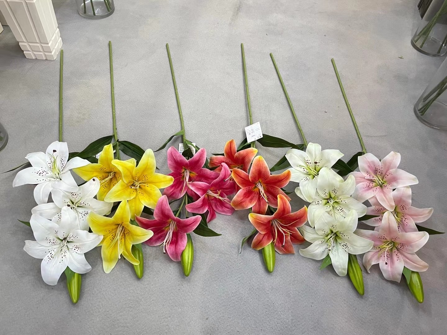 A single lily has three flowers and one thunderbolt details Picture
