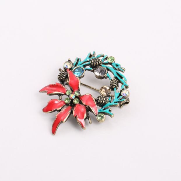 Leaf wreath brooch