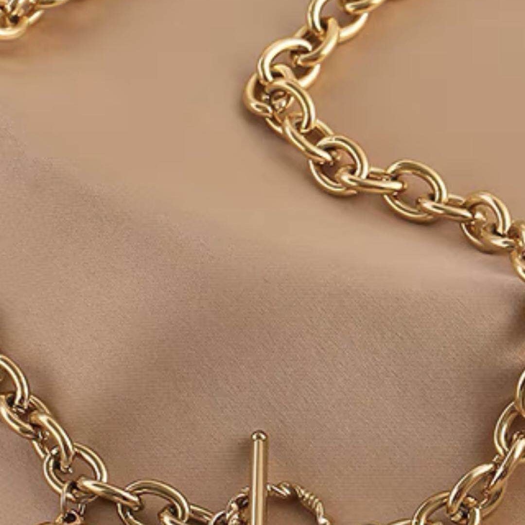 Gold M letter ○ button necklace