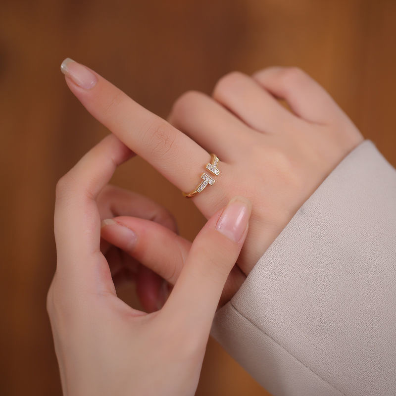 Chenglong Jewelry's Double T rose gold ring for women, a light luxury and niche Instagram style from Japan and South Korea. It features a simple yet non-fading exquisite color gold and diamond-encrusted open-mouth ring CL01080-25 details Picture
