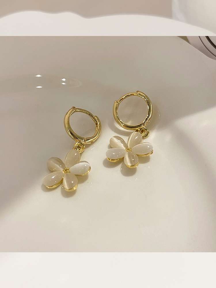 Flower-shaped earrings for women in summer, with a high-end, light luxury and cold style. New trendy forest-themed stud earrings and ethereal earrings details Picture