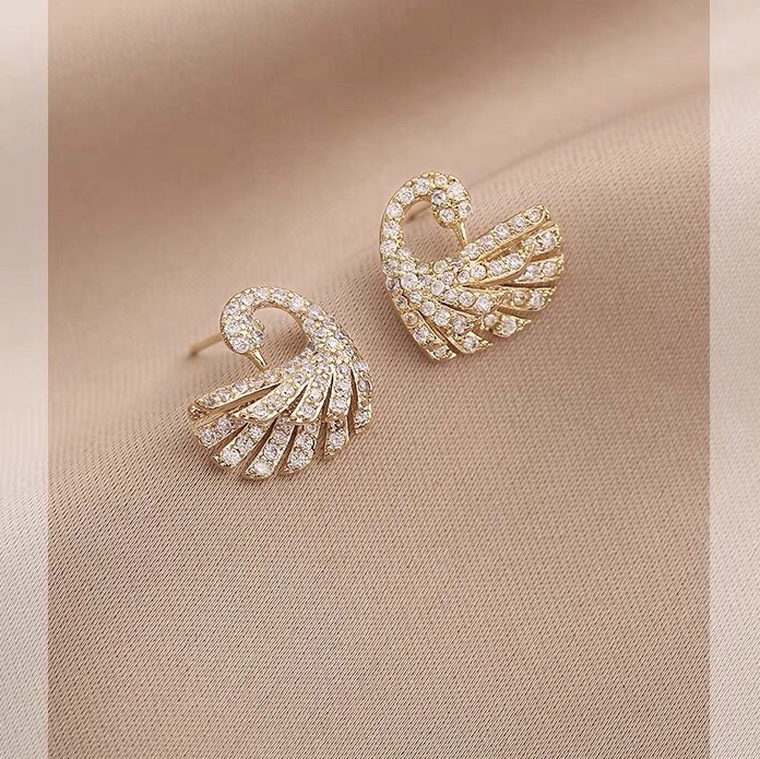Exquisite flash diamond peacock 🦚 the must-have holiday earrings for cheongsam design