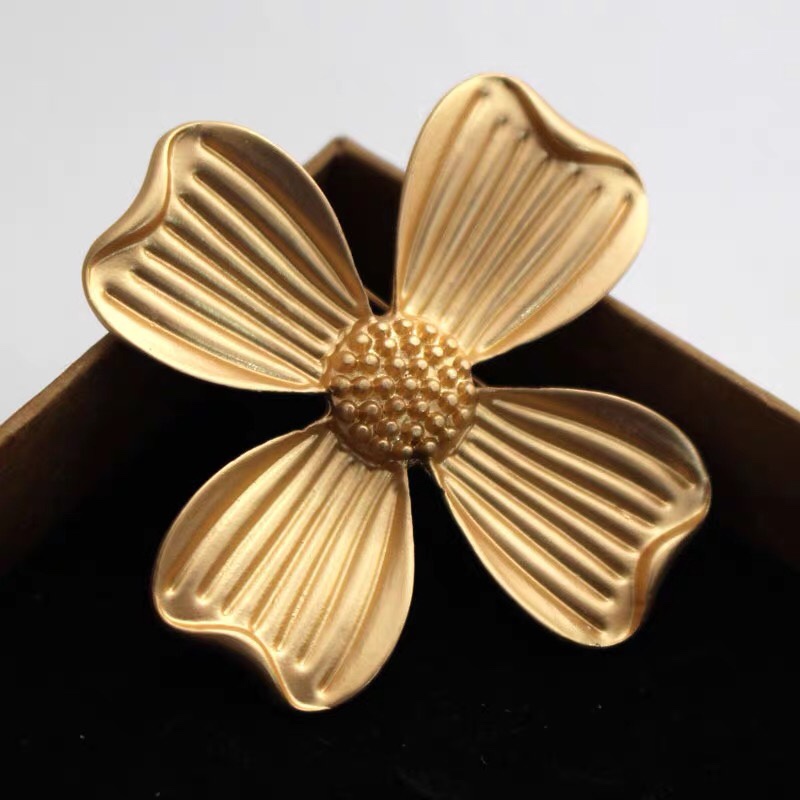 Vintage trend brooch