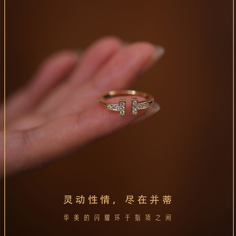 Chenglong Jewelry's Double T rose gold ring for women, a light luxury and niche Instagram style from Japan and South Korea. It features a simple yet non-fading exquisite color gold and diamond-encrusted open-mouth ring CL01080-25 Item Picture
