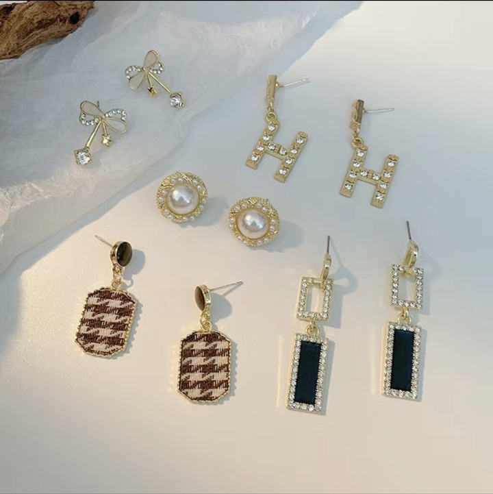 Stud earrings B65