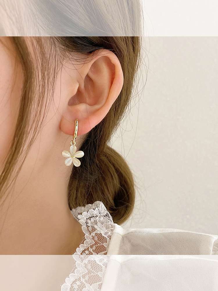 Flower-shaped earrings for women in summer, with a high-end, light luxury and cold style. New trendy forest-themed stud earrings and ethereal earrings Specification image