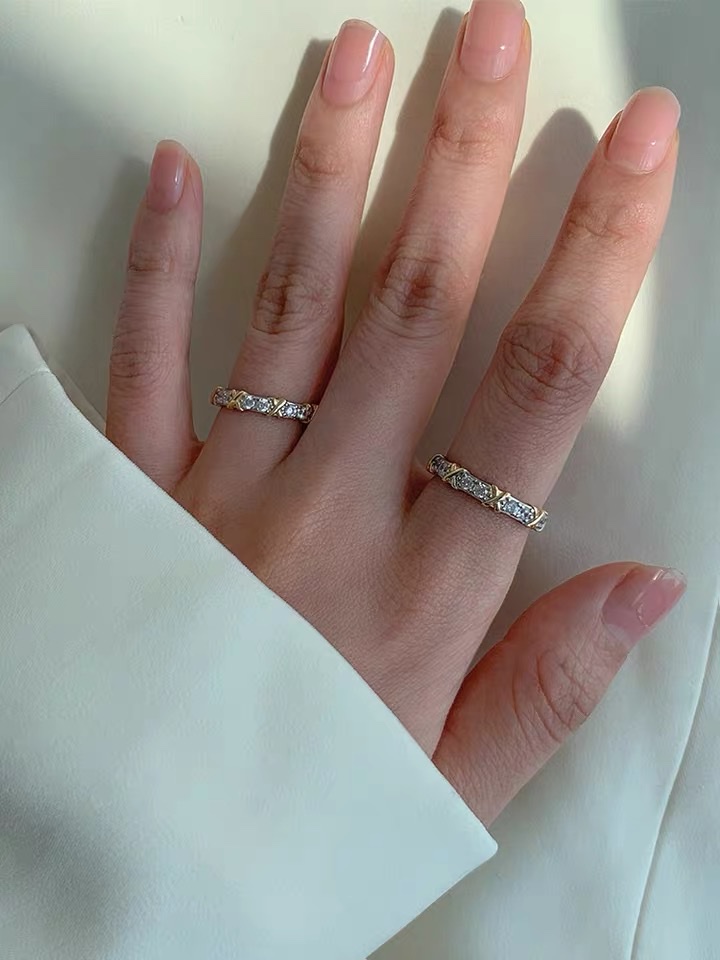 The "National Trend Design" sparkling diamond index finger ring is a light luxury internet-famous ring. It is a trendy and fashionable accessory for women on Instagram, with a unique and elegant temperament Application Scenario
