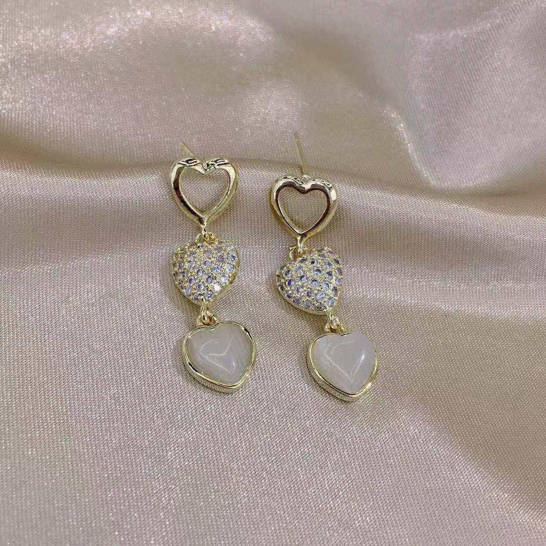 High-end and elegant ladylike retro earrings, niche design sense, heart-shaped long earrings, fashionable and simple, silver needle stud earrings