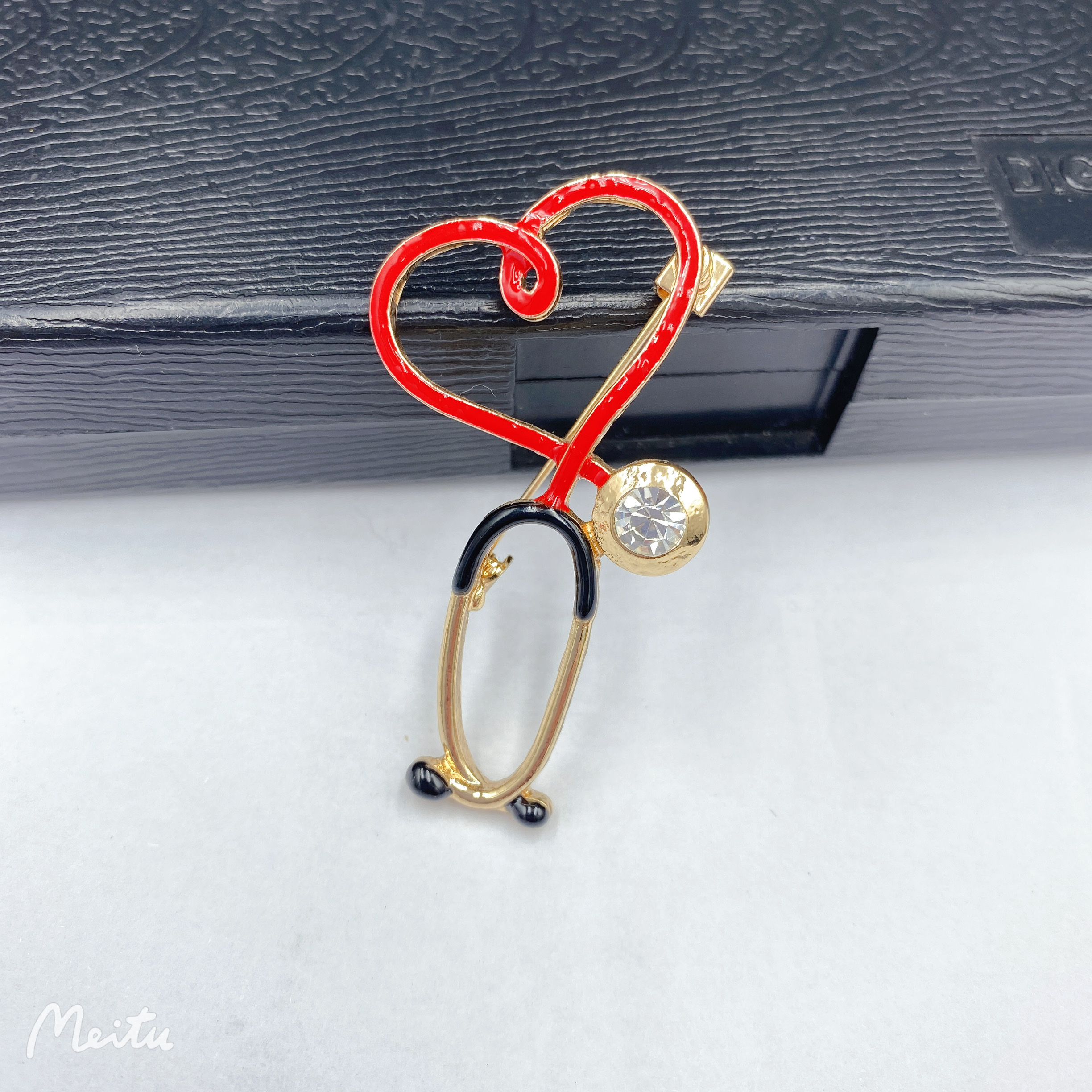 Factory direct sales of cross-border brooches, stethoscopes and corsages Specification image