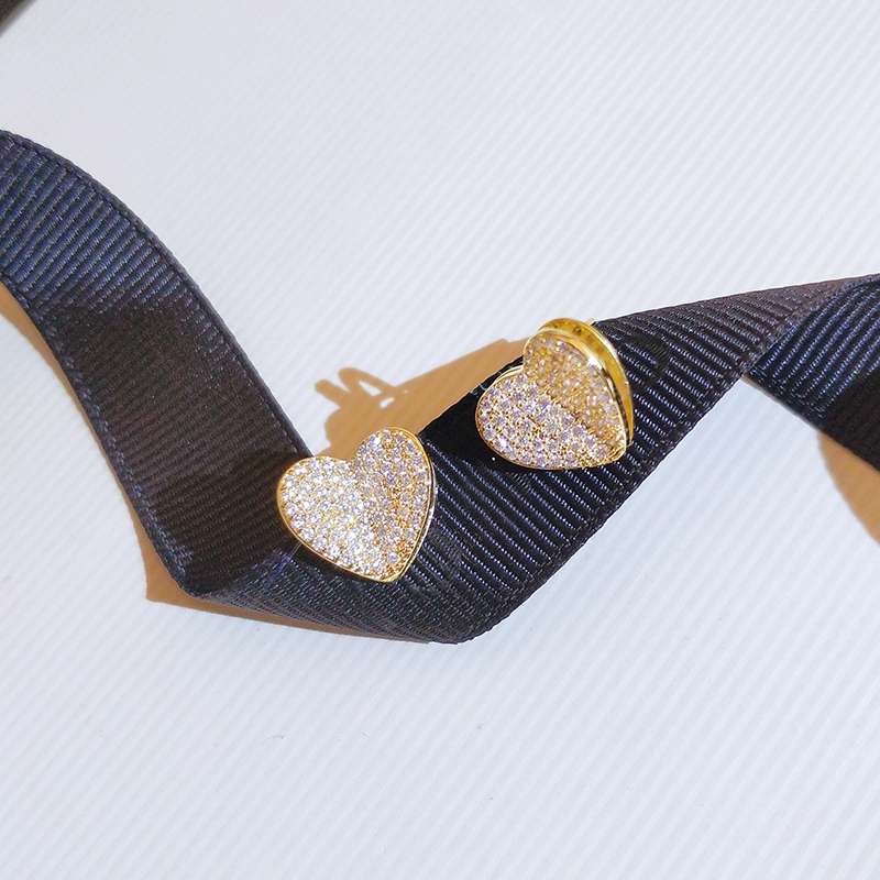 New trendy earrings with heart-shaped earrings full of diamonds, no need to take them off while sleeping, a bestseller among female Internet celebrities details Picture