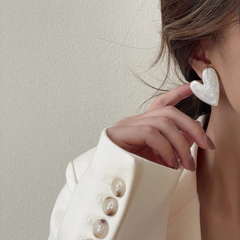 复古气质白色爱心耳钉女夏简约夸张设计感耳环2021年新款潮耳饰品图