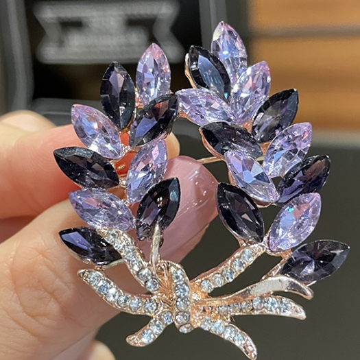 Double harvest wheat brooch