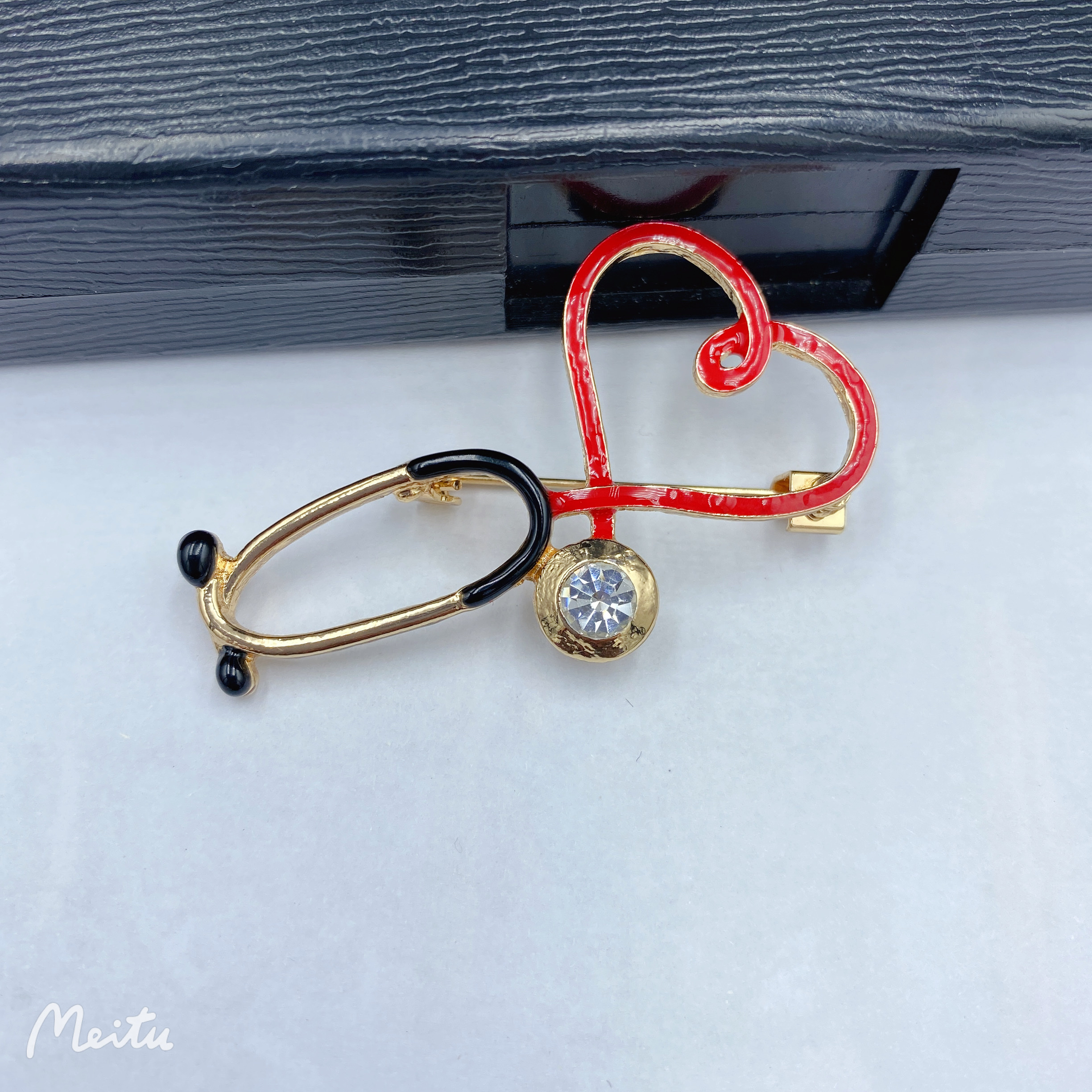 Factory direct sales of cross-border brooches, stethoscopes and corsages Application Scenario