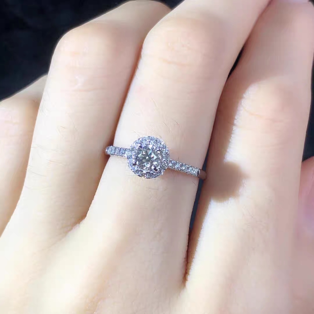 18K铂金仿真进口莫桑石经典圆形钻戒女戒指仿真镶钻婚戒婚嫁首饰