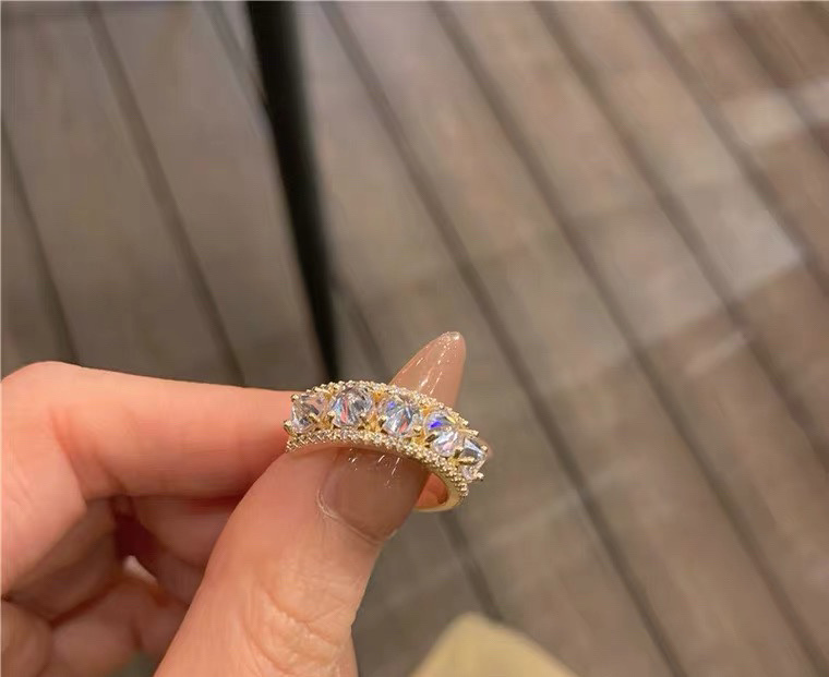 A trendy and unique super flash zircon open index finger ring for women, featuring a light luxury and niche design, is an exquisite and fashionable ring on Instagram details Picture