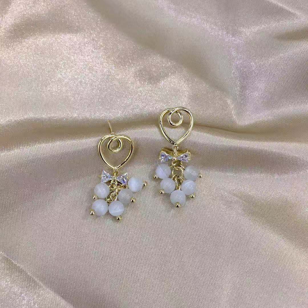 Dongdaemun, South Korea, fashionable and exquisite cat's eye stone earrings for women, new silver needle bow, fresh and individual style earrings