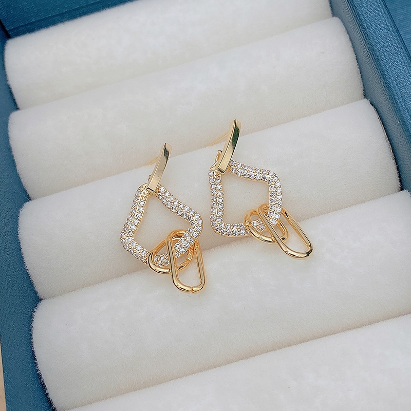 The exquisite and simple chain earrings with micro-studded diamonds exude a sense of luxury and sophistication for women, highlighting their elegance. The earrings are eye-catching, and the trend of big-name stud earrings is on the rise