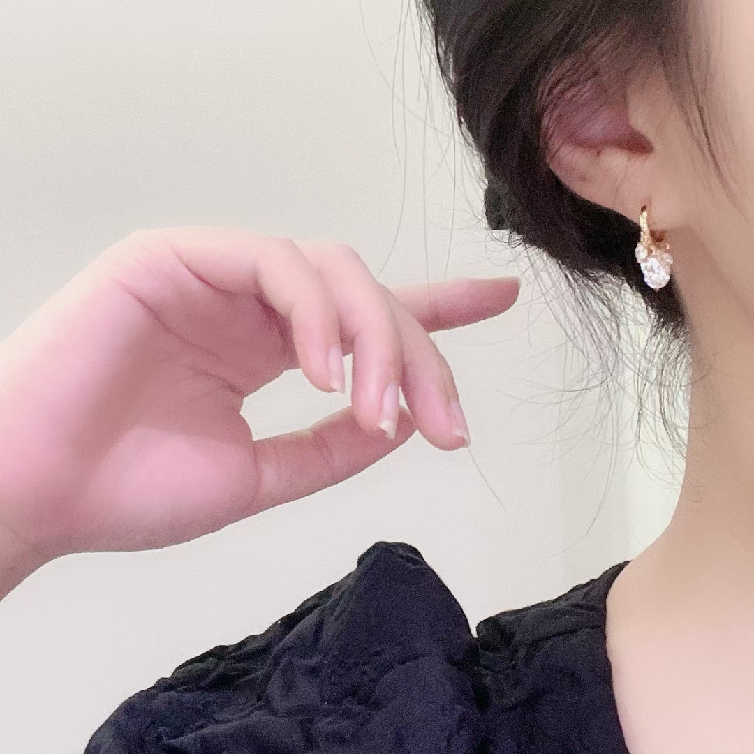 Temperament fashion niche refined simple shining zircon ear buckle ✨✨
Don't ask me if I have you in my heart, you are in my peripheral vision