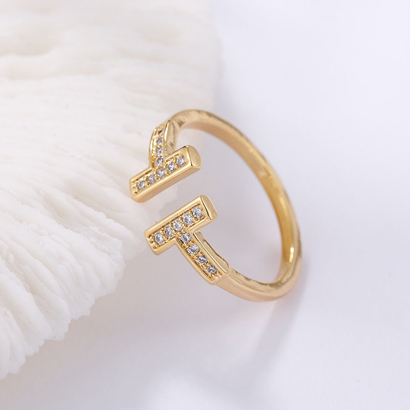 Chenglong Jewelry's Double T rose gold ring for women, a light luxury and niche Instagram style from Japan and South Korea. It features a simple yet non-fading exquisite color gold and diamond-encrusted open-mouth ring CL01080-25 Application Scenario