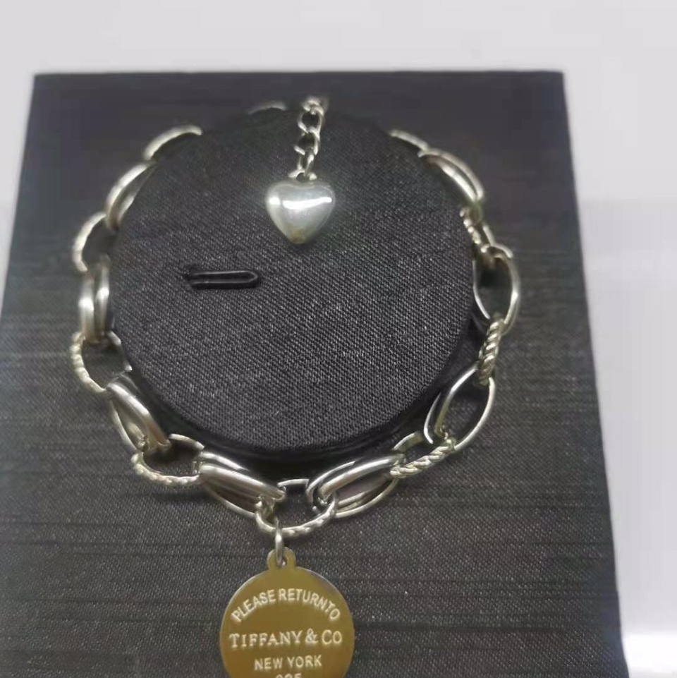 Alphabet bracelet necklace fast hand Tiktok live preferred.