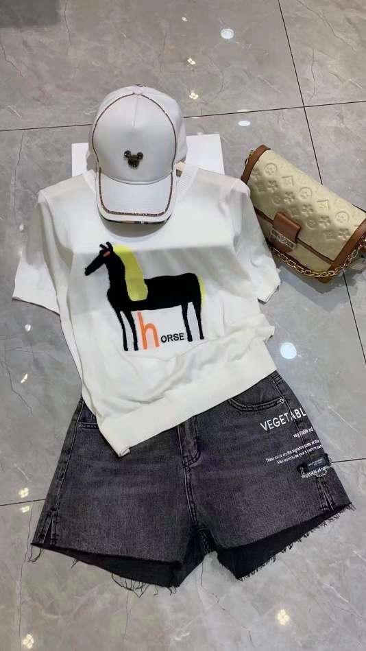 Model Shows New Autumn Ice Silk Top