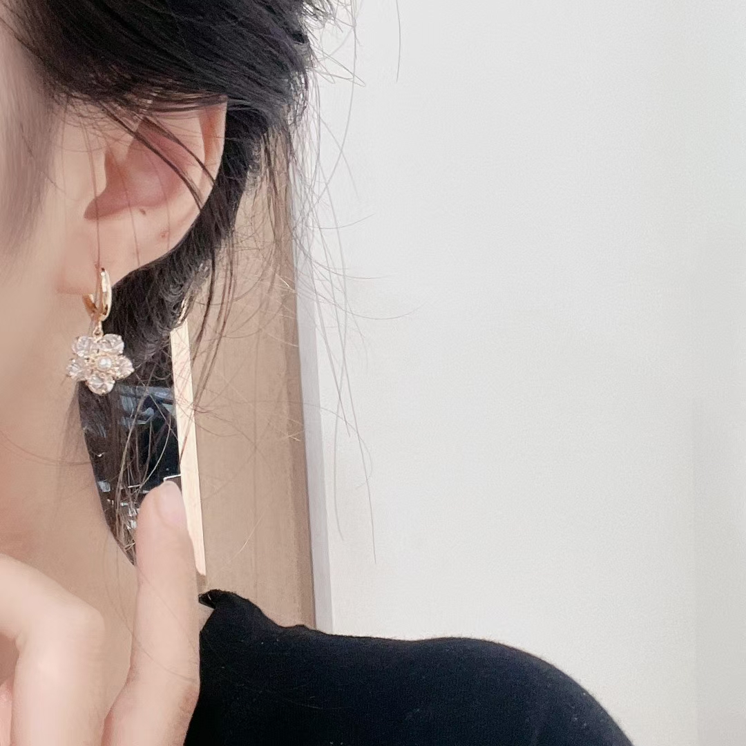 Temperament fashion gentle small fresh sweet zircon pearl flower ear buckle ✨✨
I told the flowers the secret, and the fragrance filled the alley