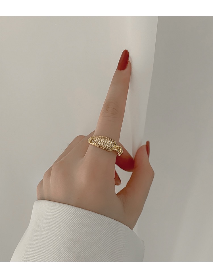 This is a trendy and individualistic ring that imitates the style of big brands. It features a cold and cool style for women on Instagram, with an open index finger ring. It is a niche design and a popular ring Item Picture