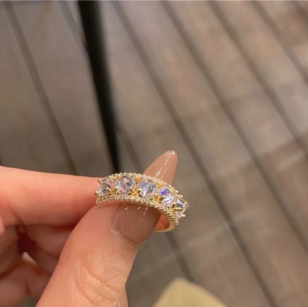 A trendy and unique super flash zircon open index finger ring for women, featuring a light luxury and niche design, is an exquisite and fashionable ring on Instagram