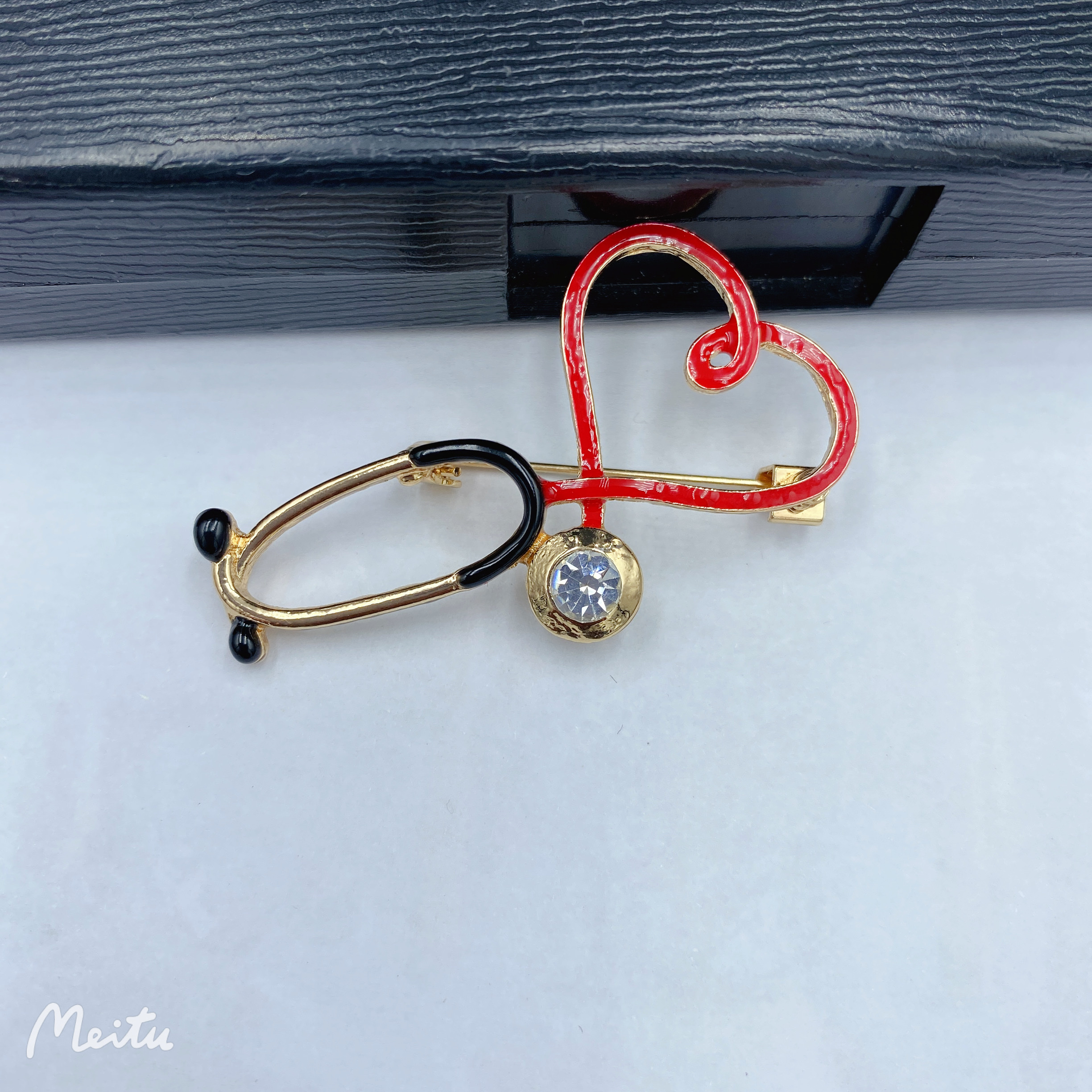 Factory direct sales of cross-border brooches, stethoscopes and corsages Item Picture