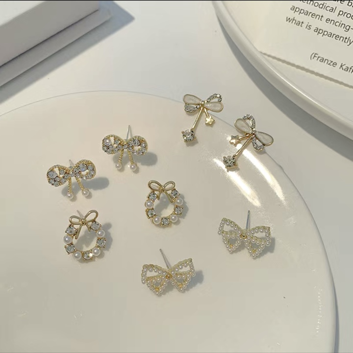 Stud earrings B30