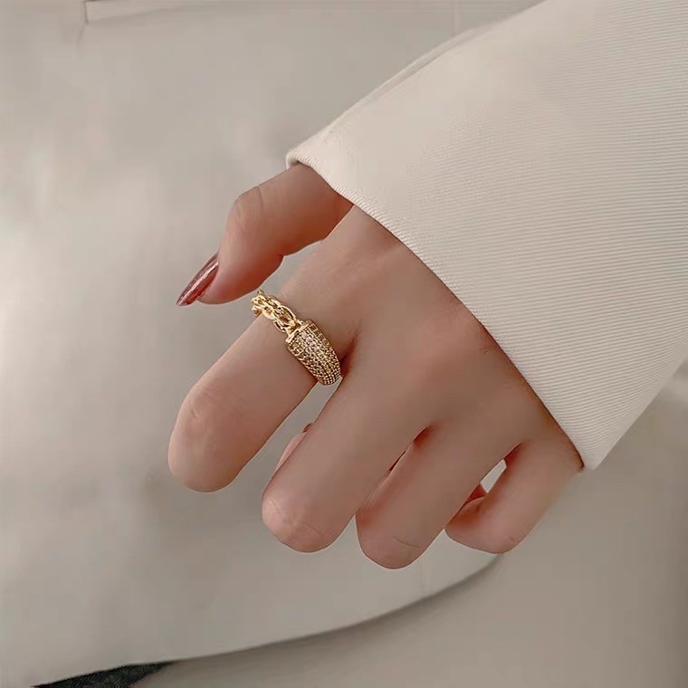This is a trendy and individualistic ring that imitates the style of big brands. It features a cold and cool style for women on Instagram, with an open index finger ring. It is a niche design and a popular ring detail image 2