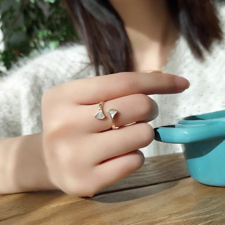 Chenglong Jewelry's apricot leaf-shaped, sweet and unique, open index finger ring is a girl's fresh, elegant, versatile, simple and fashionable ring CL01081-20 Item Picture