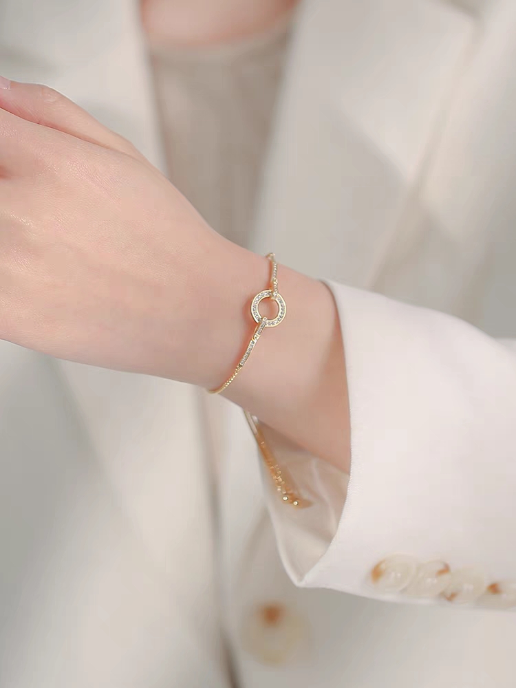 The new best friend bracelet features an Instagram niche design, simple zircon jewelry, and is a light luxury and high-end jewelry accessory for women Item Picture