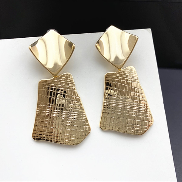 高级感金属耳环女韩国个性扭曲气质耳钉冷淡风不规则耳饰