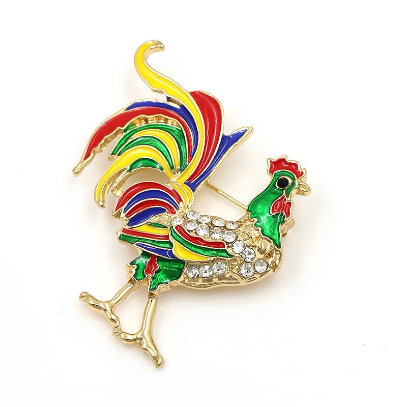 The cock crows the brooch