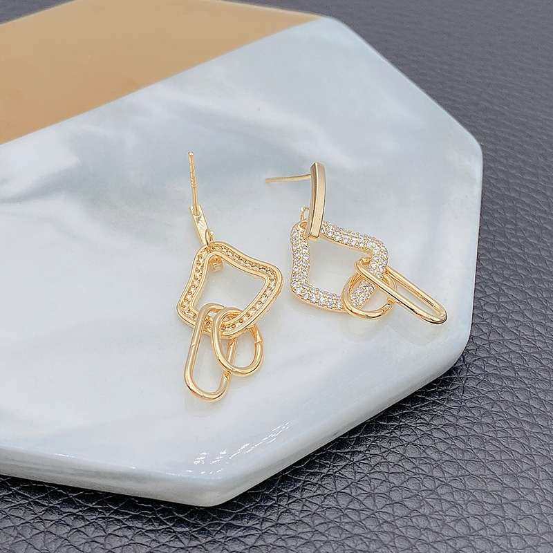 The exquisite and simple chain earrings with micro-studded diamonds exude a sense of luxury and sophistication for women, highlighting their elegance. The earrings are eye-catching, and the trend of big-name stud earrings is on the rise Specification image