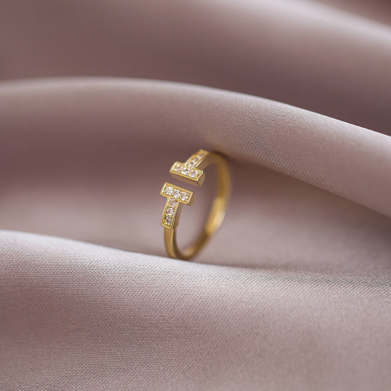 Chenglong Jewelry's Double T rose gold ring for women, a light luxury and niche Instagram style from Japan and South Korea. It features a simple yet non-fading exquisite color gold and diamond-encrusted open-mouth ring CL01080-25 Specification image