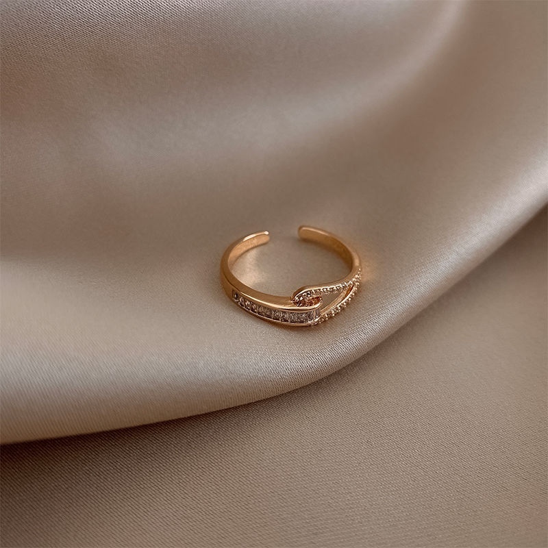The micro-set row of diamonds open index finger ring features a cold, luxurious, niche and exquisite design. It is a fashionable, individual and high-end ring