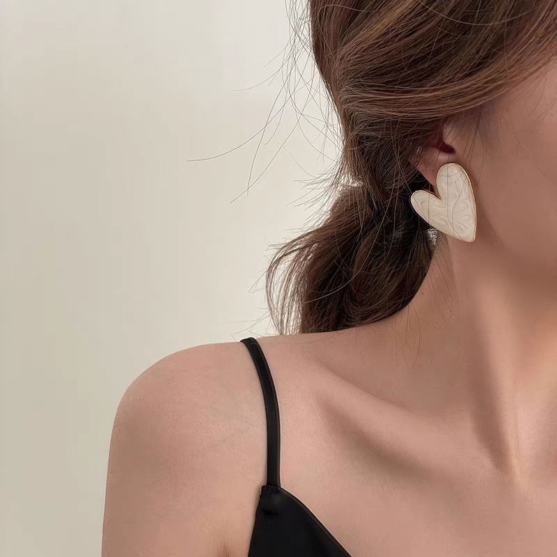复古气质白色爱心耳钉女夏简约夸张设计感耳环2021年新款潮耳饰品产品图