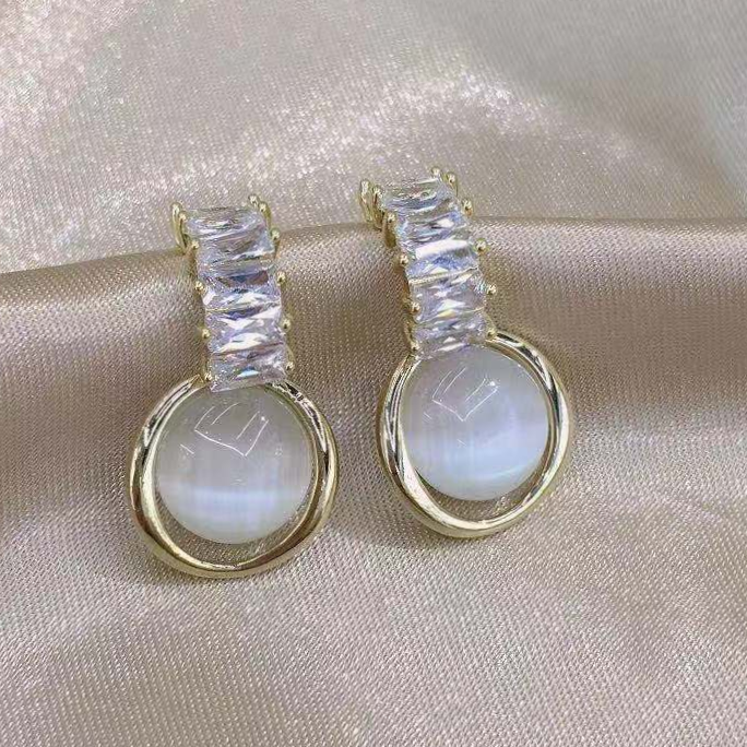 Cat's eye stone ear studs for women, small and exquisite zircon earrings, elegant design sense, light luxury earrings