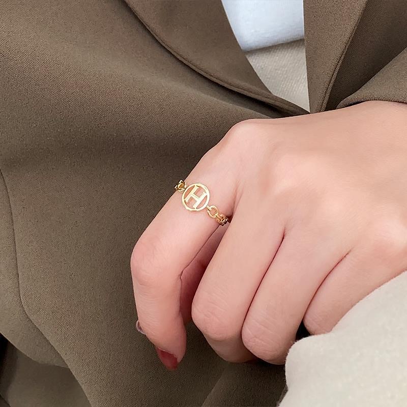 Chenglong Jewelry's imitation big brand letter ring for women's ins, trendy, fashionable and individual open index finger ring, light luxury and niche design, exquisite ring CL01179-20 Application Scenario