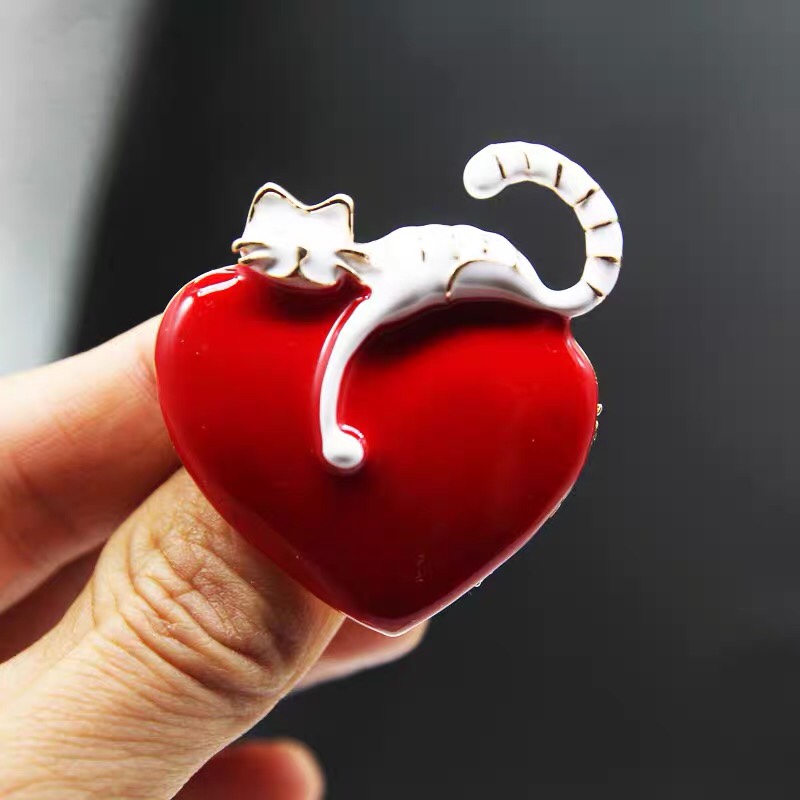 Kitty heart brooch