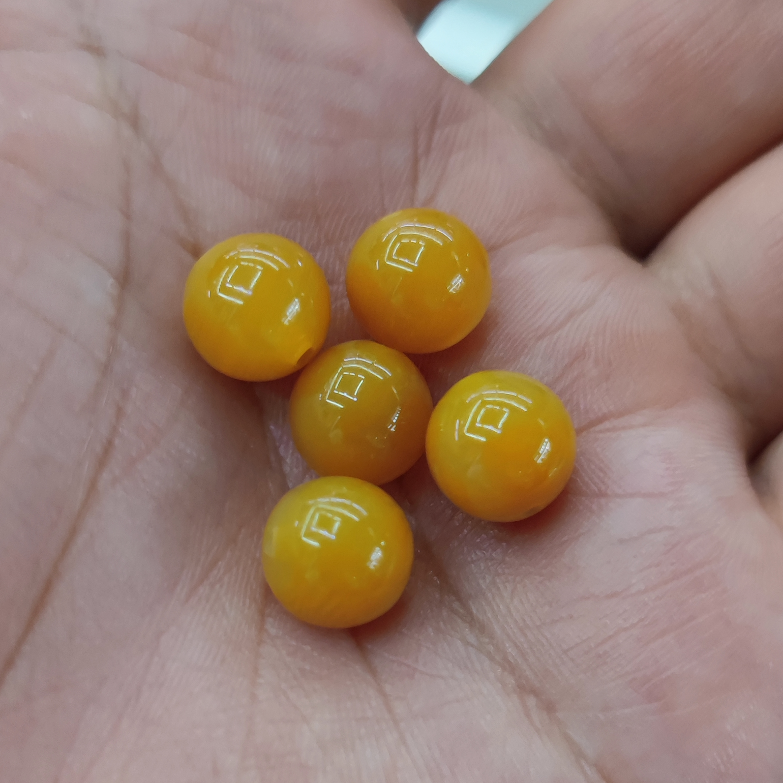 8 centimetre flower bead 13