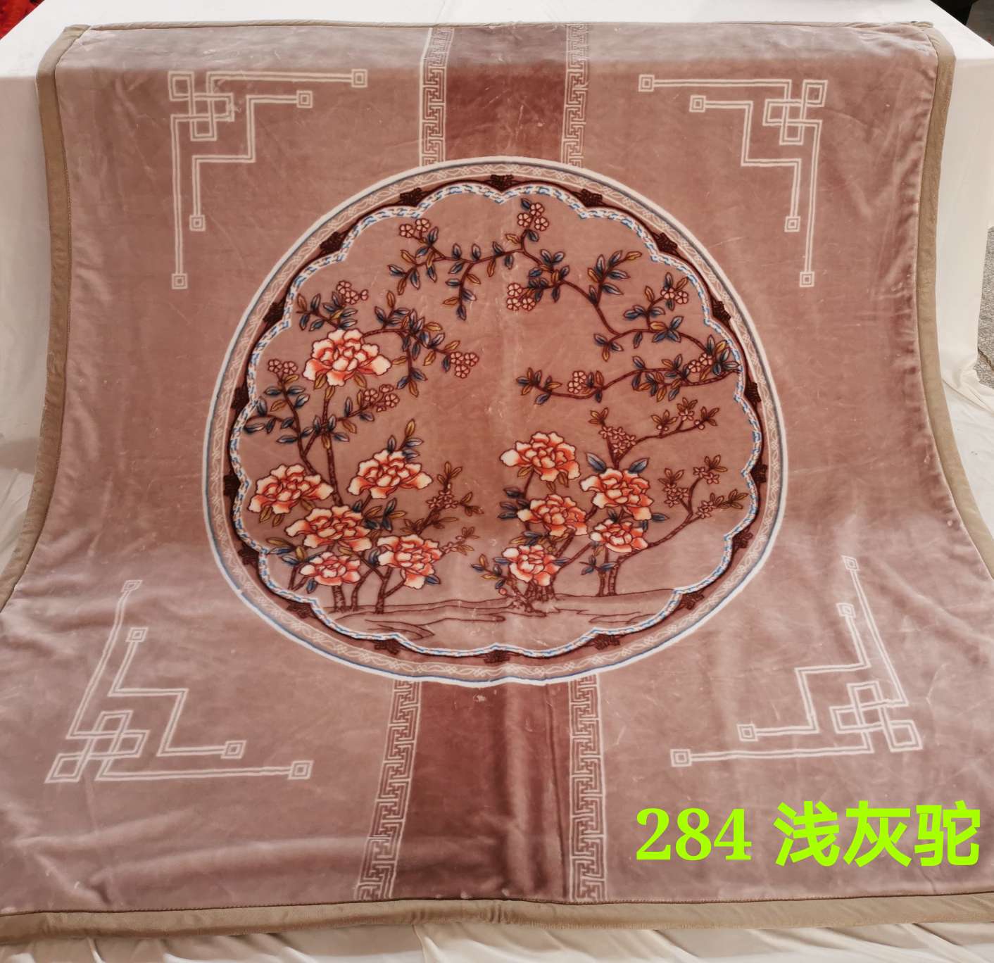 Raschel Blankets Are Thickened In Spring And Autumn And Winter Application Scenario