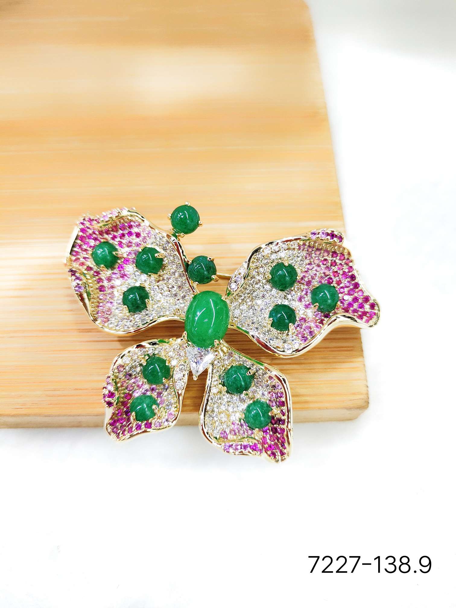 Korean-style fashionable green chalcedony butterfly high-end anti-glare overcoat suit accessory brooch details Picture