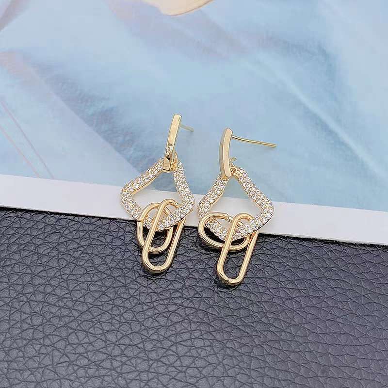 The exquisite and simple chain earrings with micro-studded diamonds exude a sense of luxury and sophistication for women, highlighting their elegance. The earrings are eye-catching, and the trend of big-name stud earrings is on the rise details Picture