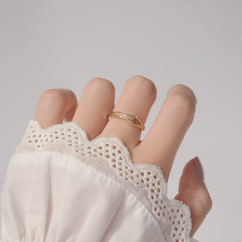 The micro-set row of diamonds open index finger ring features a cold, luxurious, niche and exquisite design. It is a fashionable, individual and high-end ring detail image 3