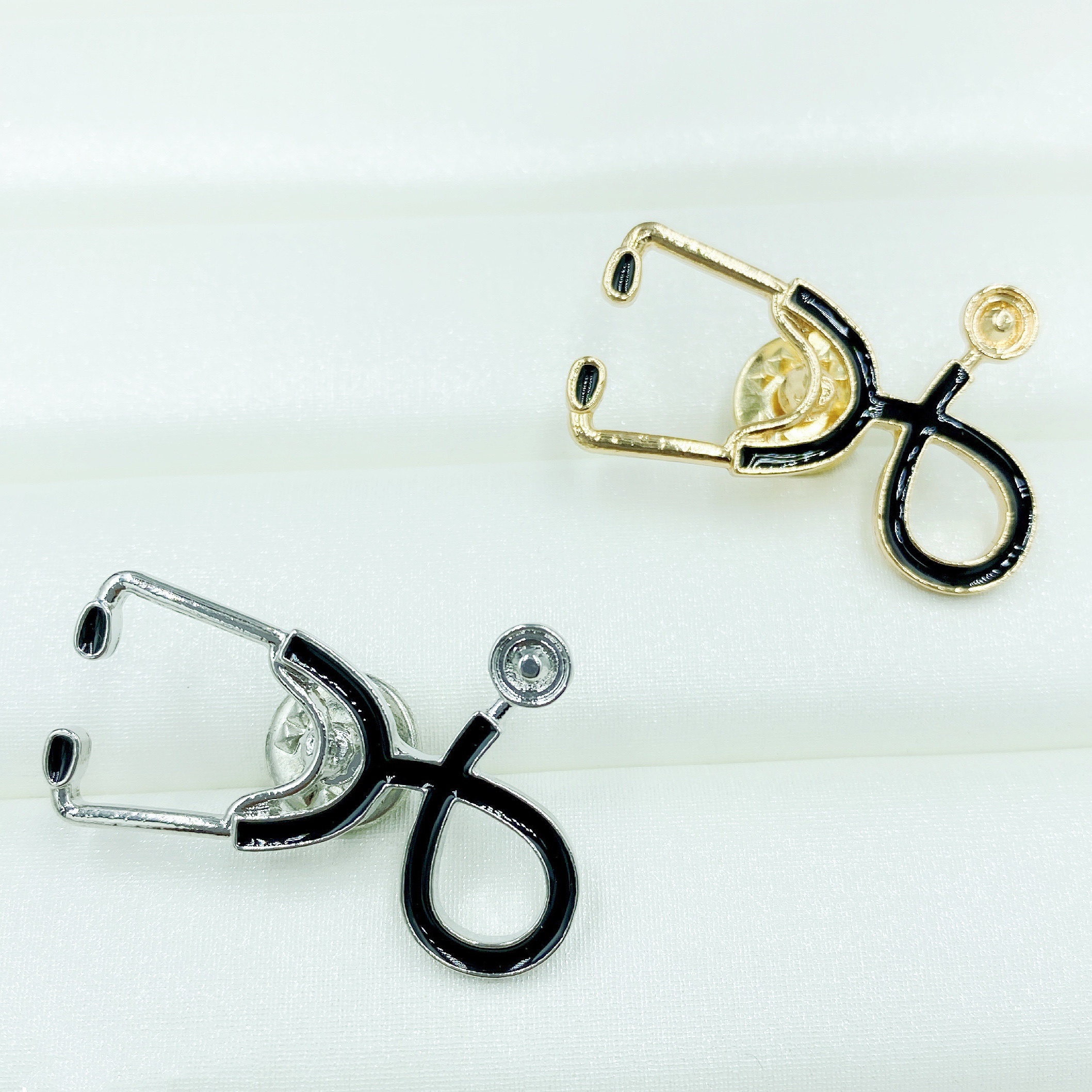 Factory direct sales of cross-border medical stethoscopes, cartoon brooches and corsages Item Picture