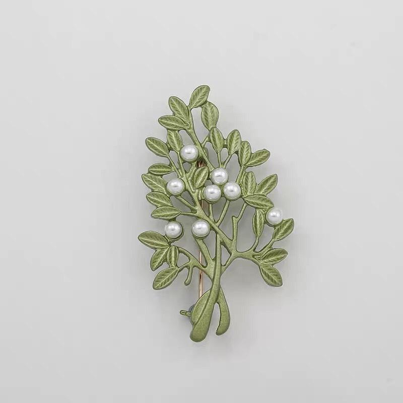 Leaf pearl brooch